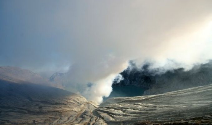 Извержение вулкана и добыча серы (14 фото)
