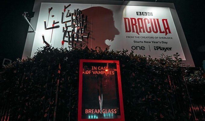 Рекламный щит "Дракулы" меняется в зависимости от времени суток (9 фото + 2 видео)