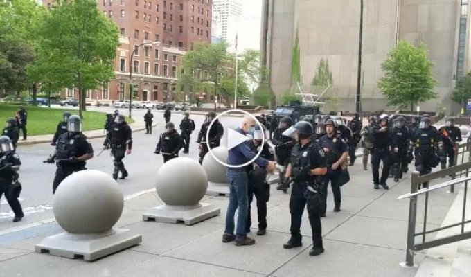 Во время беспорядков в Нью-Йорке полицейский разбил голову пожилому мужчине