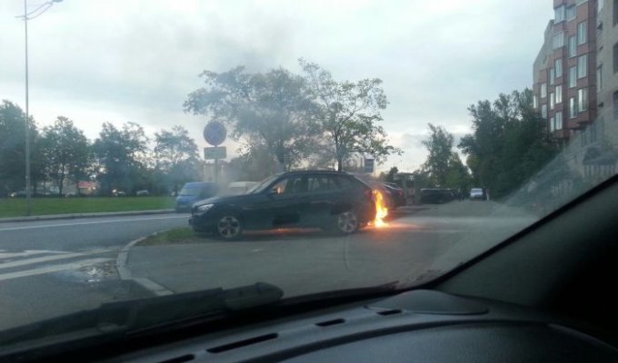 В Санкт-Петербурге сгорел автомобиль, припаркованный на газоне (2 фото)