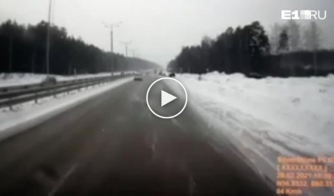 Четыре человека пострадали в ДТП на трассе в Свердловской области