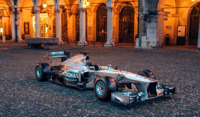 На аукцион выставят чемпионский болид Формулы-1 - Mercedes-AMG Petronas W04-04 (31 фото)