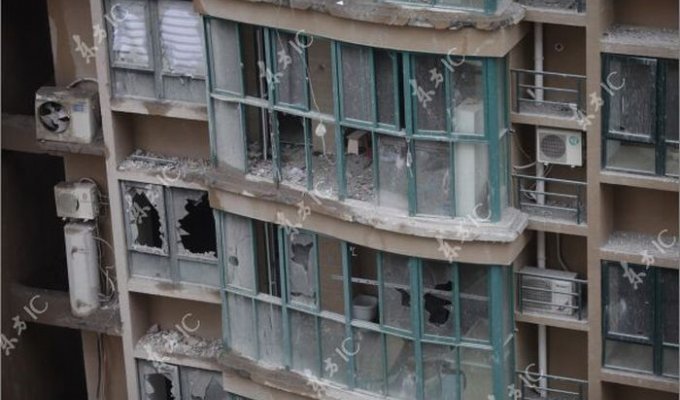 Разрушение дома в Китае (14 фото)
