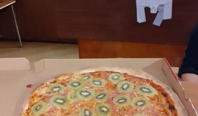 Парень из Швеции придумал свой рецепт пиццы и его обвинили в "преступлении против человечества" (7 фото)