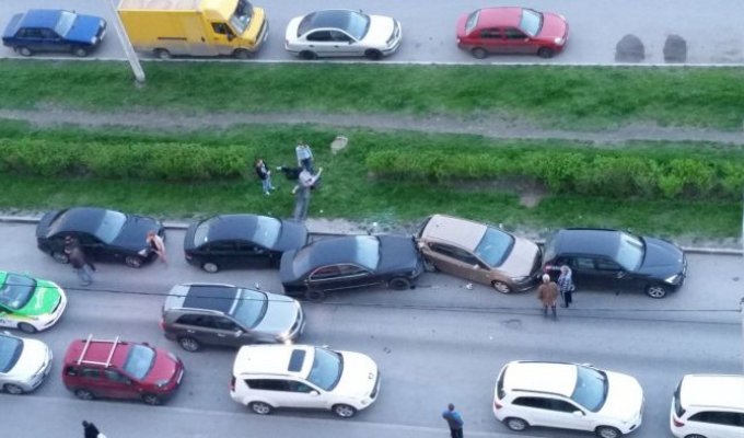 В Санкт-Петербурге потерпевшие избили пьяного водителя и сожгли его авто (5 фото)