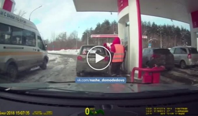 Сотрудники заправки Лукойл в Домодедово наливают себе бензин в канистры