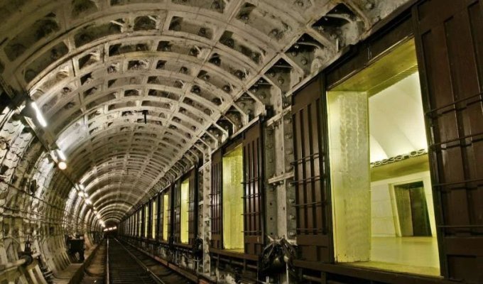 Зачем в Питерском метро станции с дверями? (8 фото)