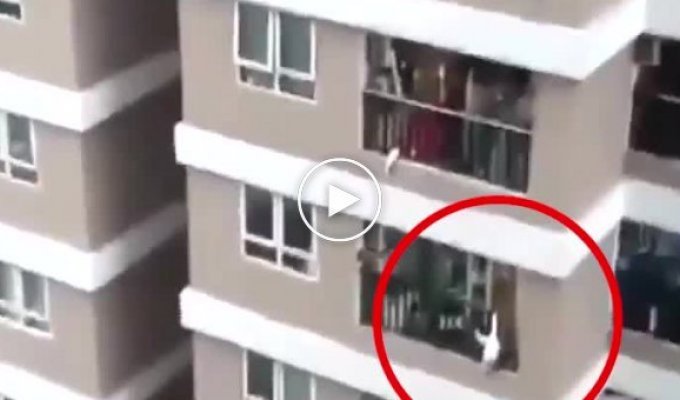 В Ханое мужчина поймал девочку, которая выпала с 12-го этажа
