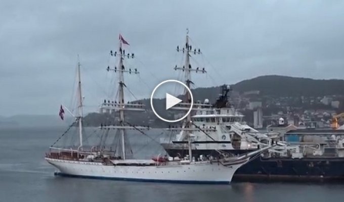 Cамое старое парусное судно в Норвегии эффектно прибывает в порт после трехмесячного путешествия