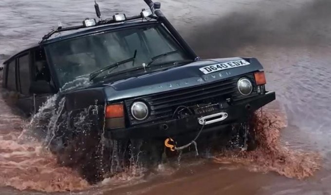 Батискаф на колесах: посмотрите, как старый Range Rover едет под водой (2 фото + 1 видео)