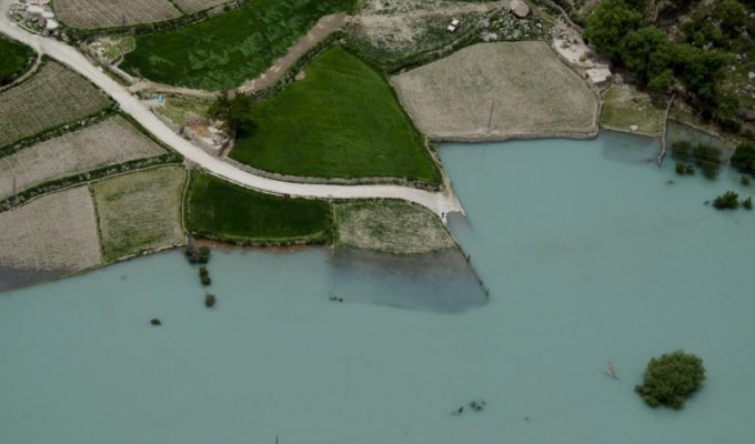 Оползневое озеро в Пакистане (38 фото)