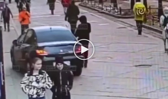 В Санкт-Петербурге водитель ударил парня, который который не уступил ему на пешеходном участке