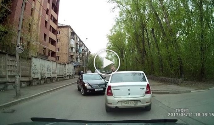В Красноярске лишенный прав пьяный водитель устроил аварию