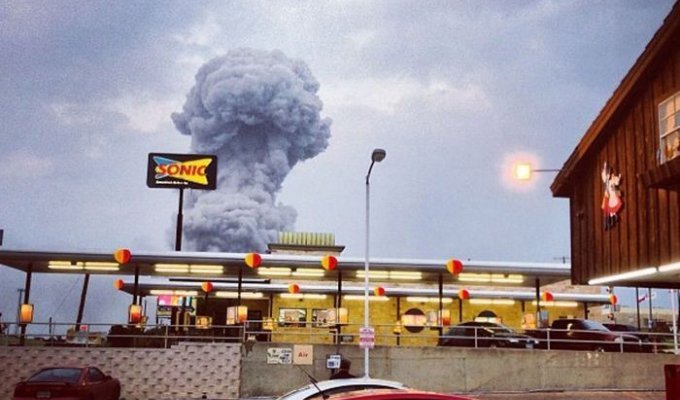 Взрыв на химическом заводе в Техасе (21 фото)