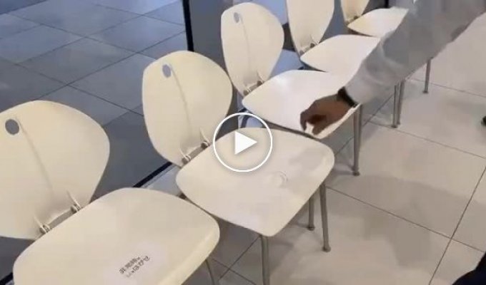 Японские стулья на случай землетрясения