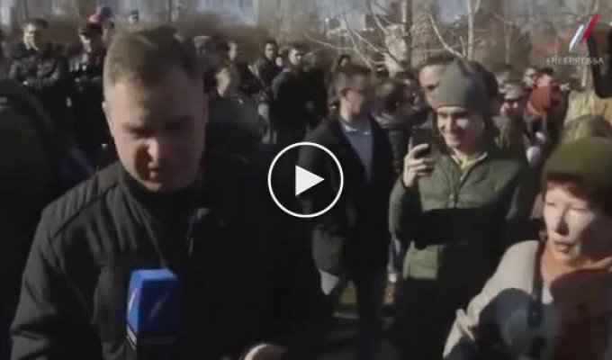 Во время простестов в Екатеринбурге журналист назвал парня девушкой. И был наказан