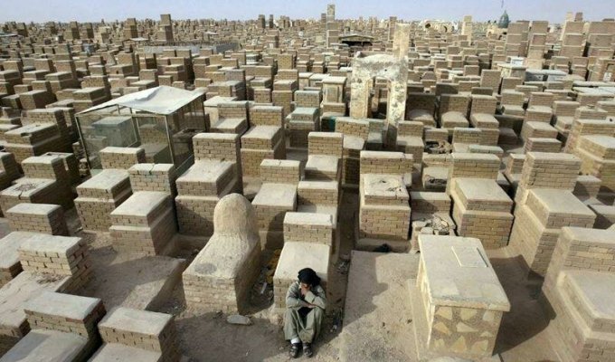 Самое большое в мире кладбище с миллионами могил (11 фото)