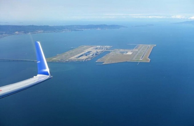 Как в Японии построили аэропорт прямо посреди моря (3 фото + 1 видео)