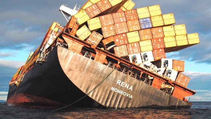 Что происходит,  когда грузовой контейнер падает с корабля? Его возвращают  или бросают в океане? (5 фото)