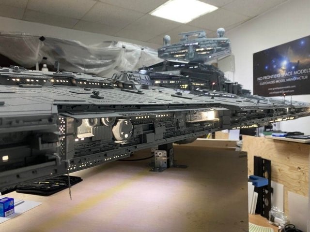 Поклонник "Звездных войн" больше трех тысяч часов создавал гигантский корабль (8 фото)