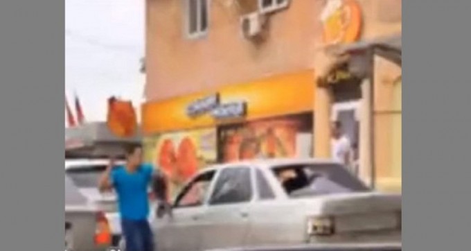 В Ростове нервный автолюбитель разнес чужую машину нунчаками (1 фото)