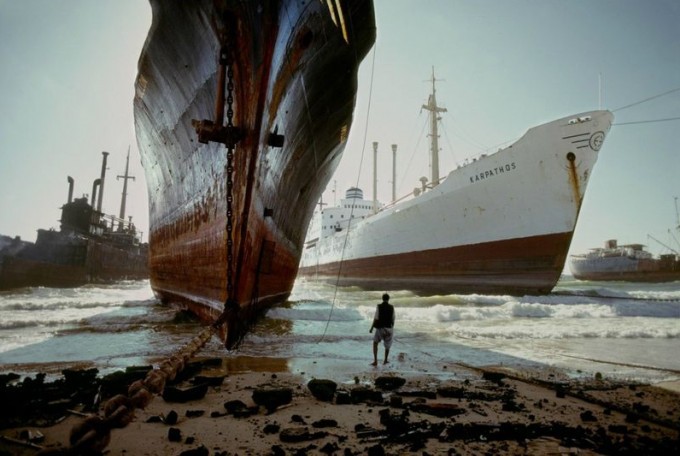 Как в Бангладеше убивают уже мертвые корабли (9 фото)