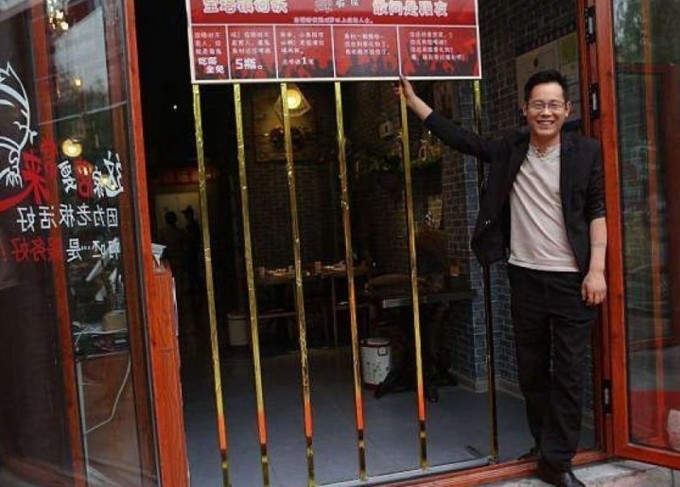 Худых людей начали бесплатно кормить в китайском ресторане (6 фото)
