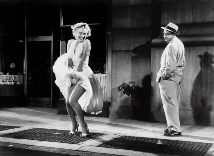 Заглянуть под юбку Мэрилин Монро: легендарные фото, из-за которых развалился брак знаменитой актрисы (9 фото)