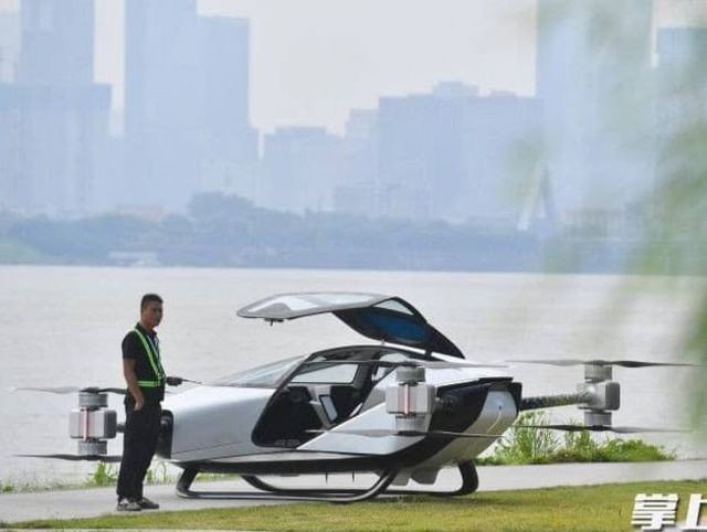 В Китае летающий автомобиль XPeng X2 совершил первый полет (4 фото + видео)