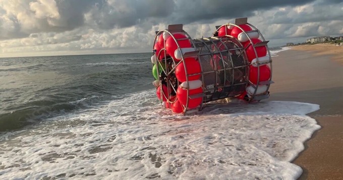 Авантюрист пытался переплыть Атлантику на самодельном судне (6 фото + 1 видео)