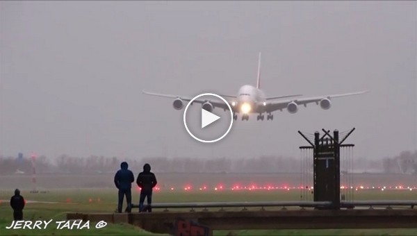 В интернет выложили видео посадки двух самолетов при сильном ветре в Амстердаме