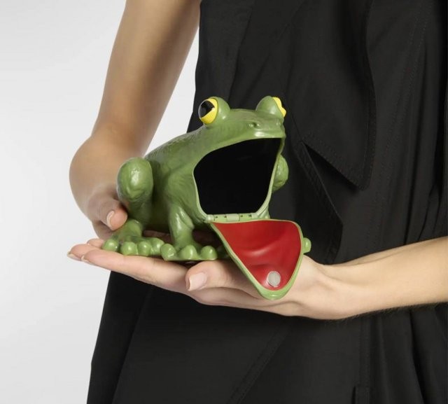Дизайнеры выпустили клатч-лягушку за тысячу долларов (4 фото)