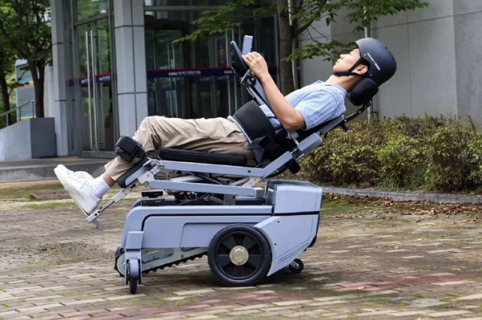 В Южной Корее создали инвалидное кресло-трансформер (3 фото + 1 видео)