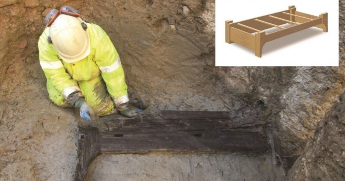 В центре Лондона нашли древнеримскую погребальную кровать (9 фото)