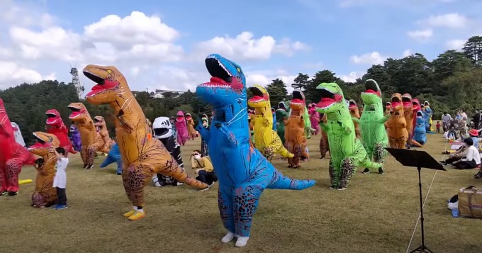 Почему в Японии лучше всего продаются костюмы динозавров (6 фото)