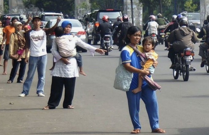 Подвез человека? Заплати ему! В Индонезии платят автостопщикам (8 фото)