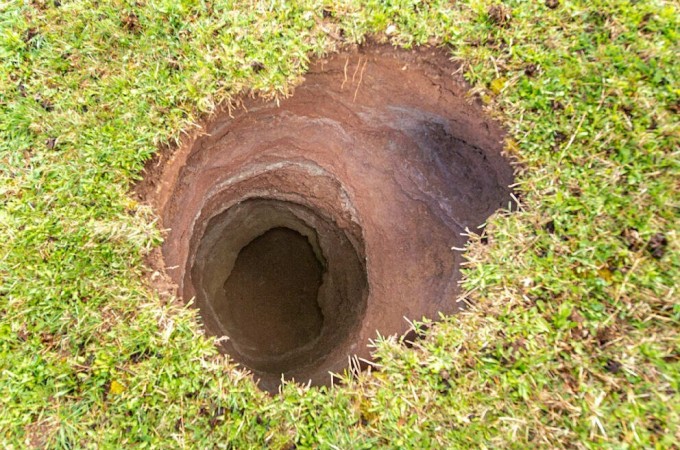 Огромную дыру в земле обнаружили в Германии (3 фото + 1 видео)
