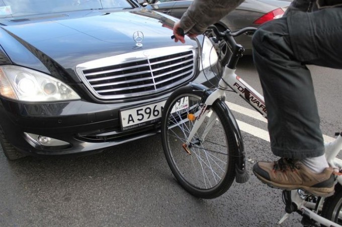Смелый велосипедист против правительственного Мерседеса (13 фото)