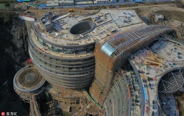 В Китае архитекторы решили построить многоэтажный отель в отработанном 80-метровом карьере (4 фото)