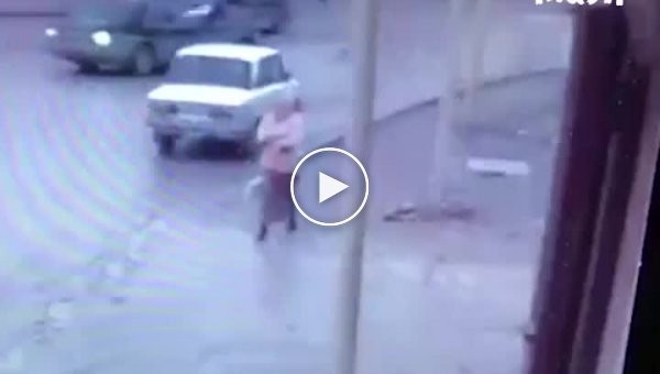 Обычное ДТП в Чечне. Конь запрыгнул на капот автомобиля и сбежал