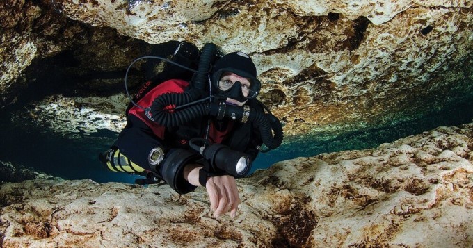 Одна ошибка может стоить жизни: акваспелеолог 30 лет исследует подводные пещеры (6 фото)
