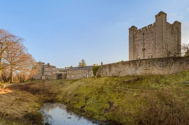 В Англии можно купить 900-летний старинный замок за 12 миллионов долларов (9 фото)