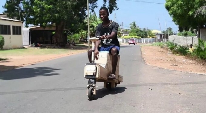 Подросток из Ганы смастерил из дерева электромопед с солнечной батареей (3 фото + 1 видео)