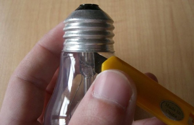Различные способы применения нерабочих лампочек, которые жалко выкидывать (28 фото)