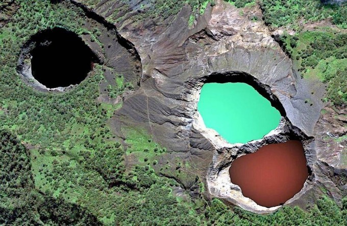 Ярче радуги. Разноцветные озера вулкана Келимуту (7 фото)