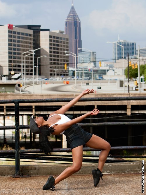 Downtown Dancers.  (39 )