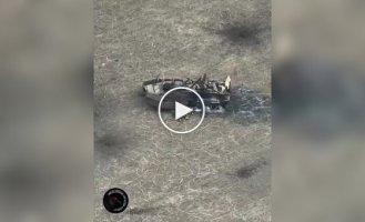 Уничтожение двух российских пехотинцев дронами-камикадзе