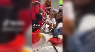 Малыш познакомился с тортом слишком близко