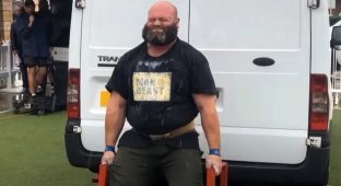 British strongman lifted a van and lost an insurance payment (4 photos + 1 video)