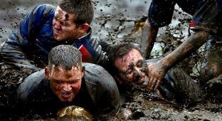 Футбол в грязи (26 фото)